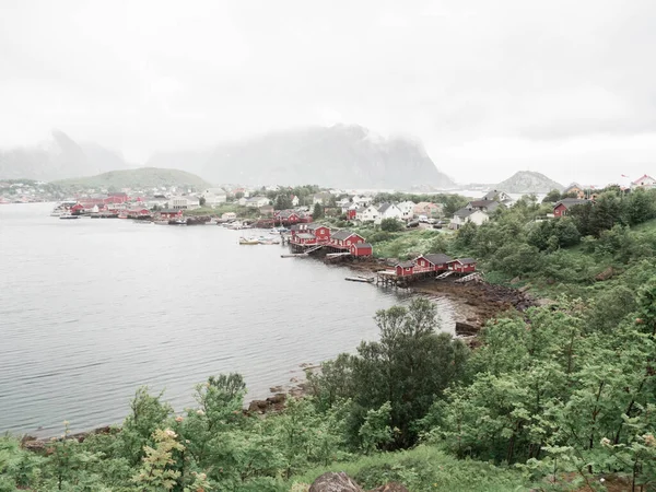 Czerwone Tradycyjne Norweskie Domy Wybrzeżu Umocnione Stosami — Zdjęcie stockowe