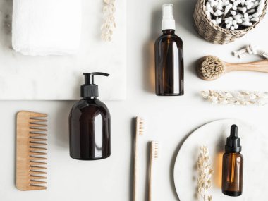 Düz kadın vücudu ve yüz bakım ürünleri. Sıfır atık. Çevre dostu banyo seti. Üst görünüm