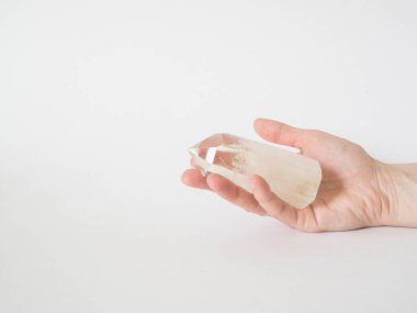 Güzel Clear Quartz kulesi kadının elinde. Kuvars kristali, iyileştirici kristal elde tutuluyor. Canlı meditasyon. Uzayı kopyala Ön görünüm