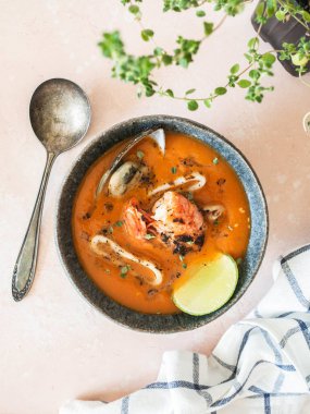 Mavi seramik kasede deniz ürünleri domates çorbası. Akdeniz mutfağı. Kapatın. Üst görünüm