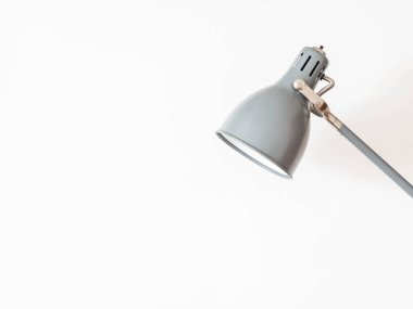 Beyaz arka planda dönen mekanizması olan gri ev yapımı metal gölge lambası. Ön manzara. Boşluğu kopyala