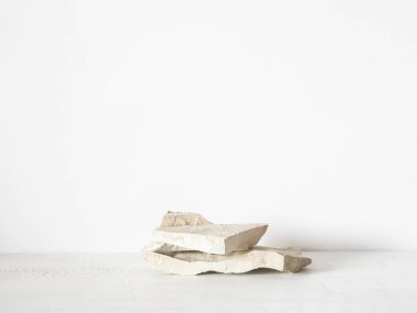 Beyaz arka planda gri doğal taşlar podyumu, ürün sergisi platformu. Model tasarımı için boş. Ön manzara. Boşluğu kopyala