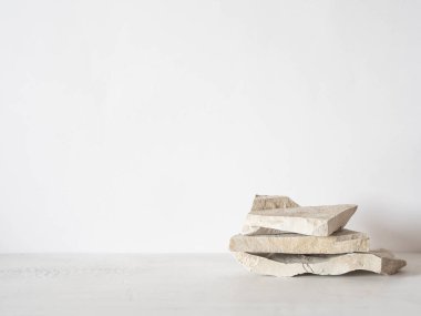 Beyaz arka planda gri doğal taşlar podyumu, ürün sergisi platformu. Model tasarımı için boş. Ön manzara. Boşluğu kopyala