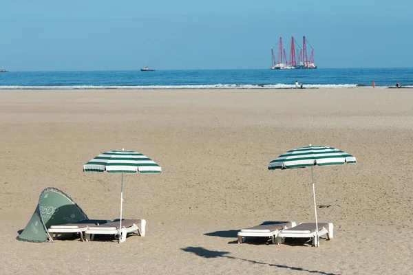 Kijkduin Plajı Lahey Hollanda Haziran 2021 Hollanda Açıklarında Ağır Sanayi — Stok fotoğraf