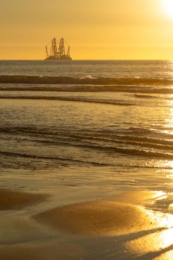 Kijkduin plajı, Lahey, Hollanda - 13 Haziran 2021: Hollanda açıklarında ağır sanayi rüzgar türbini montajı, rüzgar enerjisi için bir açık deniz rüzgar parkı inşa etmek