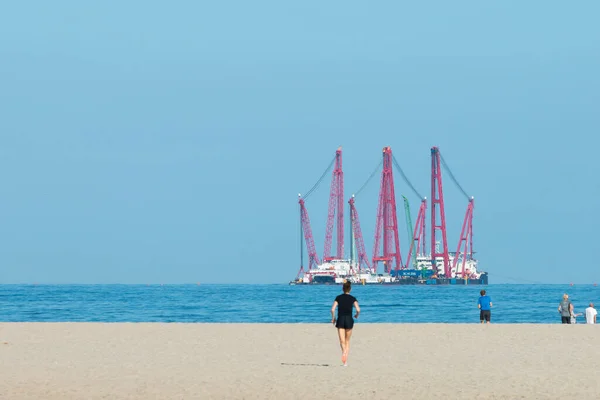Kijkduin Plajı Lahey Hollanda Haziran 2021 Hollanda Açıklarında Ağır Sanayi — Stok fotoğraf