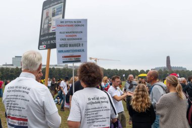 Lahey, Hollanda - 25 Eylül 2021: Lahey, Hollanda 'da pankartlar ve pankartlarla covid yönetmeliklere karşı gösteri