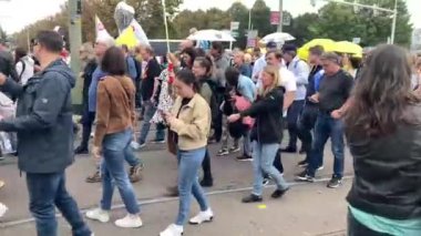 Lahey, Hollanda - 25 Eylül 2021: Lahey, Hollanda 'da pankartlar ve pankartlarla covid geçiş yönetmeliklerine karşı gösteri 