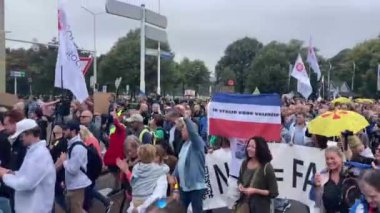 Lahey, Hollanda - 25 Eylül 2021: Lahey, Hollanda 'da pankartlar ve pankartlarla covid geçiş yönetmeliklerine karşı gösteri 