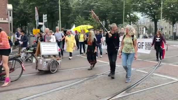 Haga Holandia Września 2021 Demonstracja Hadze Holandia Przeciwko Przepisom Dotyczącym — Wideo stockowe