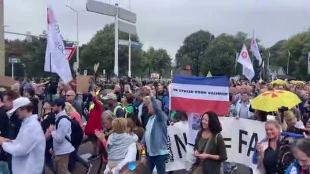 Haag Nederländerna September 2021 Demonstration Haag Nederländerna Mot Bestämmelserna Covidipass — Stockvideo