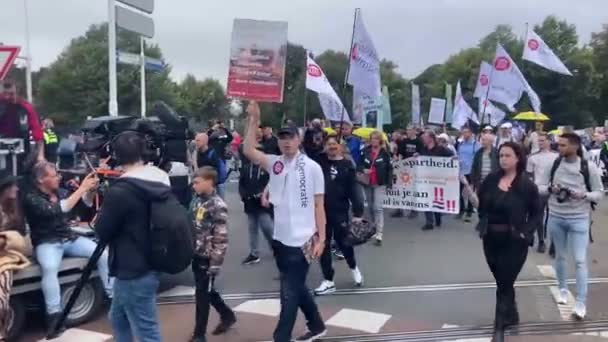 2021年9月25日 荷兰海牙 在荷兰海牙举行的反对鳕鱼的示威活动 通过了带有标志和横幅的条例 — 图库视频影像
