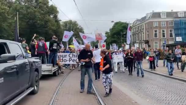 Haga Holandia Września 2021 Demonstracja Hadze Holandia Przeciwko Przepisom Dotyczącym — Wideo stockowe