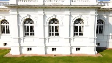 Sonsuz mimari yemyeşil çimlerle buluşur. Zarif Beyaz Saray cephesi lüks ve miras yayar. Seyahat, gayrimenkul veya tasarım projeleri için mükemmeldir..