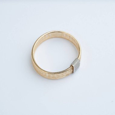 Yumuşak Doğal Bir Arkaplanda Zarif Modern Altın Bilezik