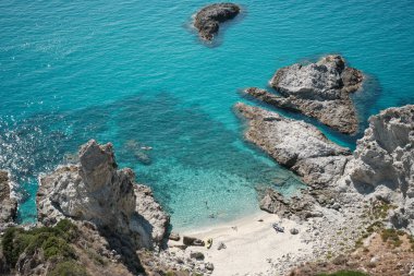 İtalya 'nın güneyindeki Calabria, Capo Vaticano' da kristal berrak turkuaz suyu ve kayalık uçurumlarla dolu küçük tenha bir sahil manzarası. Seyahat ve doğa geçmişi.