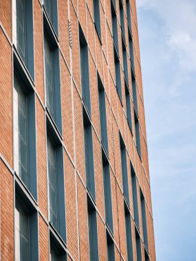 Mimarlık, iş ve tasarım projeleri için uygun geometrik pencere desenini tekrarlayan modern tuğla cephesi