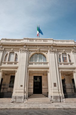 Reggio di Calabria, İtalya, 30 Eylül 2025: İtalya 'nın güneyinde bir neoklasik mali yapı olan İtalyan ve AB bayraklı Banca dItalia binasının cephesi.