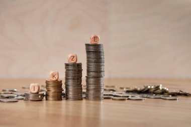 Kişisel emeklilik tasarruflarını ve uzun vadeli emeklilik güvenlik planlarını temsil eden istiflenmiş sikkeler üzerindeki IKZE mektupları