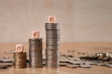 Açık emeklilik fonlarını ve uzun vadeli emeklilik tasarruf planlarını temsil eden bozuk paralara OFE mektupları