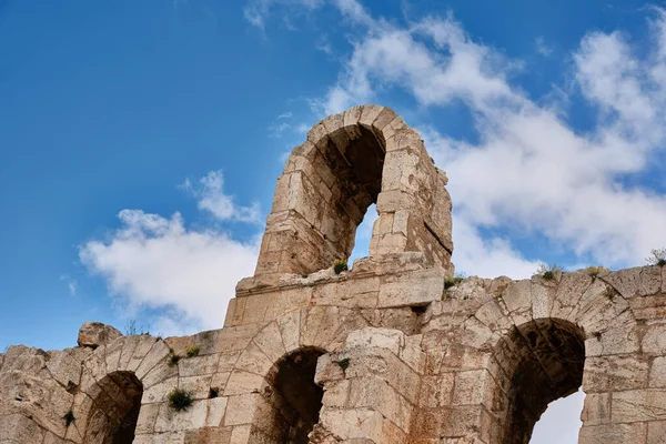 Atina, Yunanistan 'daki antik taş kemer mavi gökyüzüne karşı, fotokopi uzayıyla yatay seyahat arkaplanı.