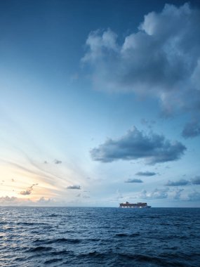Gün batımında dramatik bulutların altında, deniz manzaralı, seyahat ve iş konsepti için geniş gökyüzü fotokopi alanı