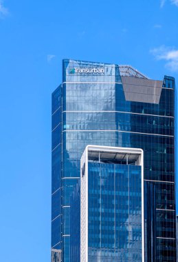 Brisbane, Queensland, Avustralya, 3 Aralık 2025 Orta İş Bölgesi 'ndeki Transurban ofis kulesini kapatın, açık mavi gökyüzü altındaki modern gökdelen binasının cam cephesini gösterin. 