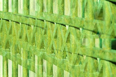 Önünde bir kapı olan büyük bir kemer yolu. Kemer yolu taştan yapılmış ve kapı metalden yapılmış. Gökyüzü açık ve mavi. Villeneuve-les-Maguelone 'da, Fransa' nın güneyinde Herault Bölümü 'nde bir kasaba.