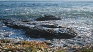 Quiberon Yarımadası Brittany Fransa 'nın kayalık kıyılarına vuran okyanus dalgalarının alacakaranlık veya akşam manzarası. Atlantik kıyısında dramatik atmosfer ışığı ve deniz köpüğü.