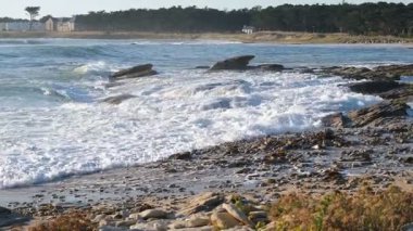 Titanik 'in dinamik okyanus dalgaları Quiberon Yarımadası Brittany Fransa' nın engebeli kayalarına çarpıyor. Vahşi sahil şeridi ve çalkantılı deniz köpüğü. Doğa belgeseli ve dramatik temalar için ideal.