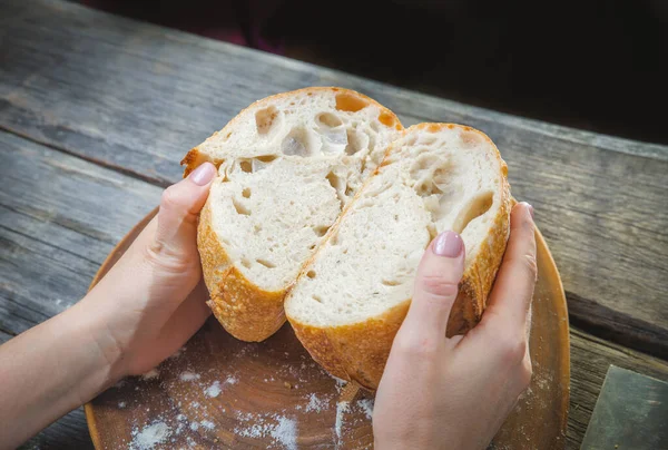 Baker Mujer Sosteniendo Pan Trigo Rústico Casero Las Manos Enfoque — Foto de Stock