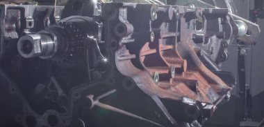 Dört silindirli motorun silindir bloğu. Tamir için parçalanmış motorlu araç. Motor yağının parçaları. Araç motoru tamiri serviste..
