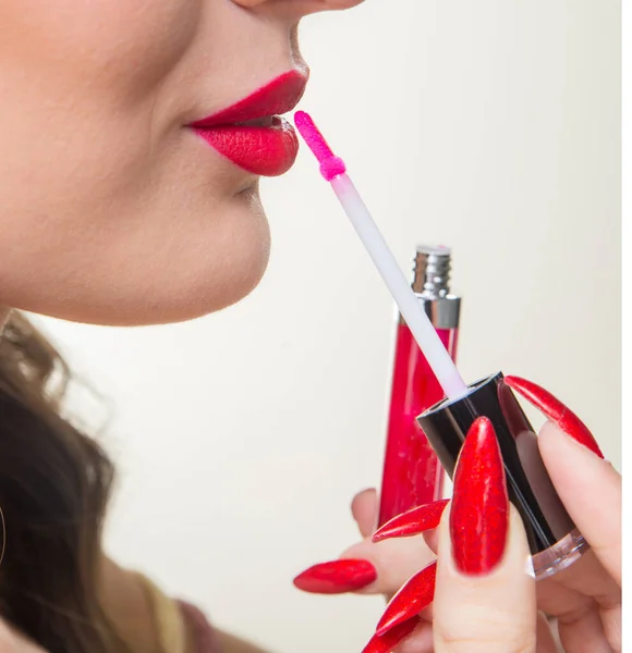 Porträt Einer Jungen Frau Die Lipgloss Aufträgt Stockbild