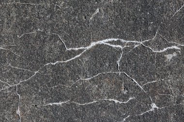 Görünür çatlaklar ve renk bozulmalarıyla yaşlanmış beton yüzey, tasarım, mimari veya kentsel temalı görseller için ideal, cesur ve dokulu bir arka plan sunuyor.