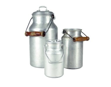 Üç farklı boyutlarda, silindirik gövdeli, yuvarlak kapaklı ve tahta saplı sağlam saplı üç adet eski alüminyum süt kutusu tarafsız bir arka planda bir araya getirilmiş..