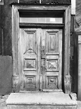 Eski, harap ve terk edilmiş bir evin ahşap kapısı.