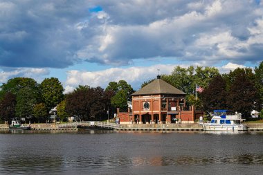 Waterford Limanı, Hudson Nehri 'nden Erie Kanalı' nın batısına giderken ilk durağınız. Bir kayıkçı için, yolculuğunuza başlarken Waterford durmak için daha iyi bir yer olamazdı..