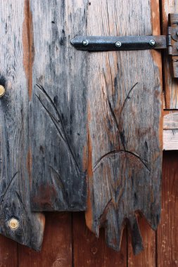 Ahşap dokular. Dikey yerleştirilmiş tahtalar. Arkaplan, tasarım ögesi, fotoğraf arkaplanı olarak kullanılabilir.