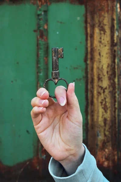 Elinde anahtar olan bir kız. Eller yukarı. Kazılar sırasında bulunan Eskiler 'in anahtarı. 