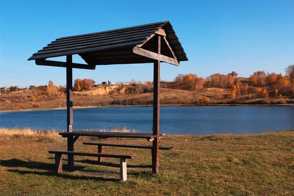 Sonbahar manzarası. Nehir manzarası ve sarı yapraklı huş ağaçları.