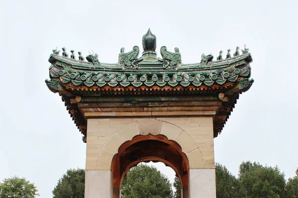 Kapı, Pekin, Çin. Efsanevi hayvanların çatısı. Arkaplan 
