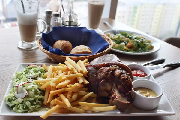 Patates kızartması, kızarmış hindi, salata. Abur cubur, yüksek kalorili öğle yemeği.. 