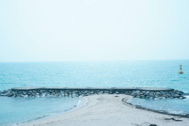 Sakin Dalgalar ve Mavi Gökyüzü ile Ufuk Buluşan Kore Doğu Denizi Sahili