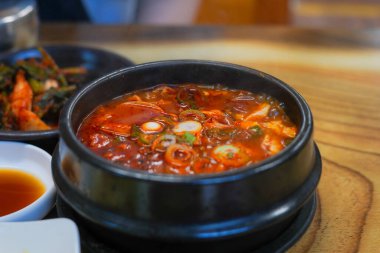 Baharatlı Yumuşak Tofu Güveci (Sundubu Jjigae) Kore 'deki bir çömlekte kaynar.