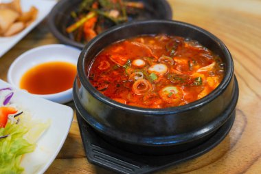 Baharatlı Yumuşak Tofu Güveci (Sundubu Jjigae) Kore 'deki bir çömlekte kaynar.