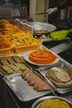Kore Geleneksel Jeon (Pankek) ve Kimchi-jeon, Bindaetteok ve Yuk-jeon gibi çeşitli Kore Geleneksel Marketleri 'nde satılmaktadır.