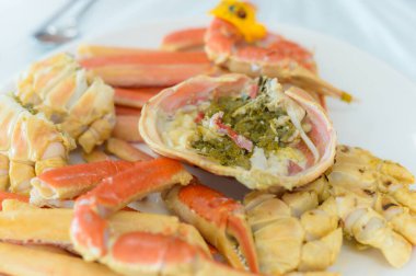 Kore 'de lezzetli bir şekilde buharlaştırılmış ve hazırlanmış Kızıl Kar Yengeci Tabağı (Daeguetjim)