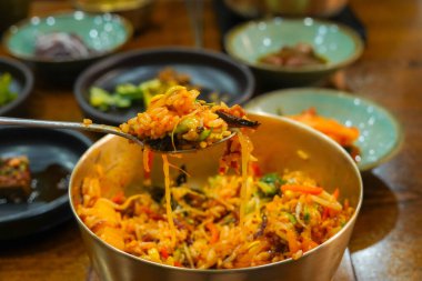 Lezzetli Jeonju stili Bibimbap. Geleneksel Kore pirinç kasesine karıştırılmış.