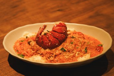 Lobster Tail ve Rich Ros soslu çürük deniz mahsullü risotto.