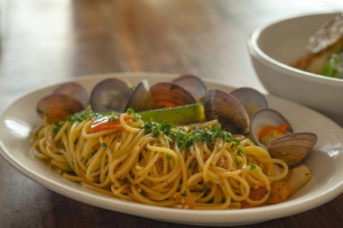 Delicious Vongole Pasta with Fresh Clams and Herbs